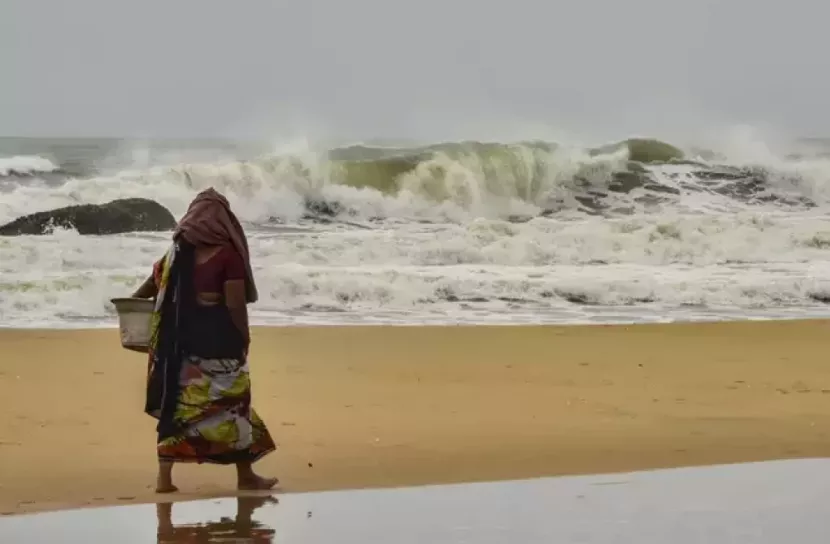 আজই আঘাত হানতে পারে 'আম্ফান'