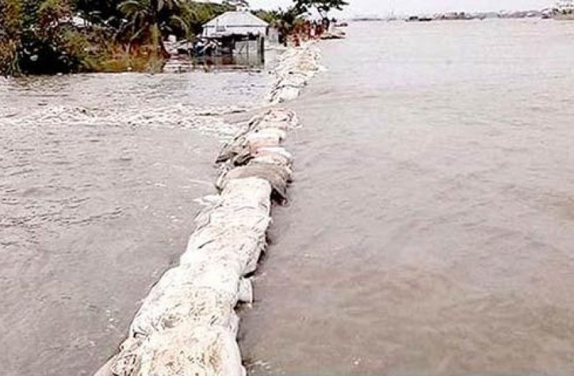 সন্ধ্যায় আশ্রয়কেন্দ্র থেকে রাতেই বাড়িতে, বেড়েছে নদীর পানি