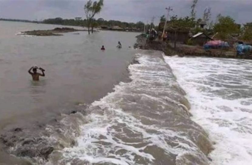 ঘূর্ণিঝড় আম্পানঃ বাঁধ ভেঙ্গে সাতক্ষিরায় গ্রাম হয়েছে দ্বীপ