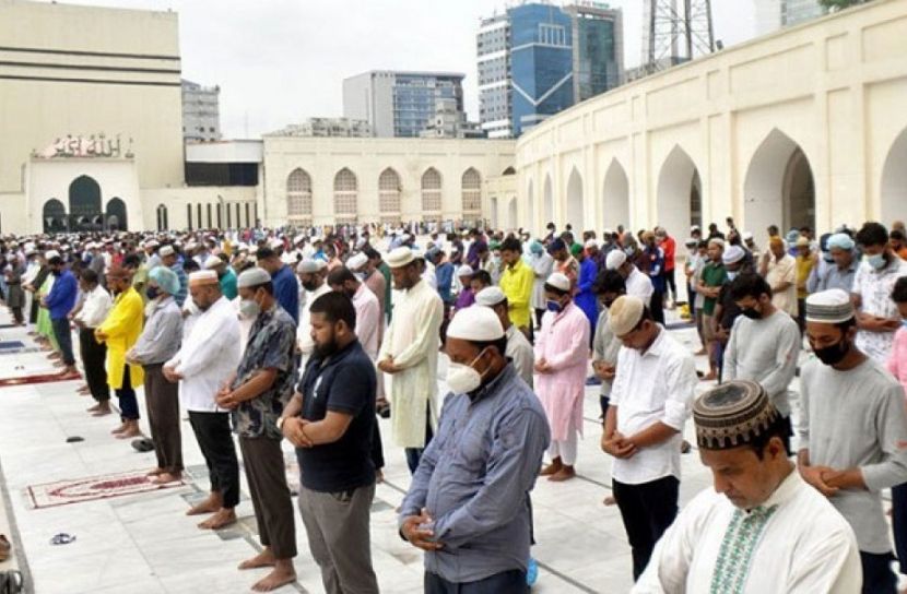 স্বাস্থ্যবিধি মেনে ঈদের নামাজ আদায়