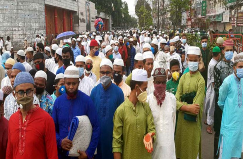 নামাজের জন্য দীর্ঘলাইনে নেই নিরাপদ শারীরিক দূরত্ব!