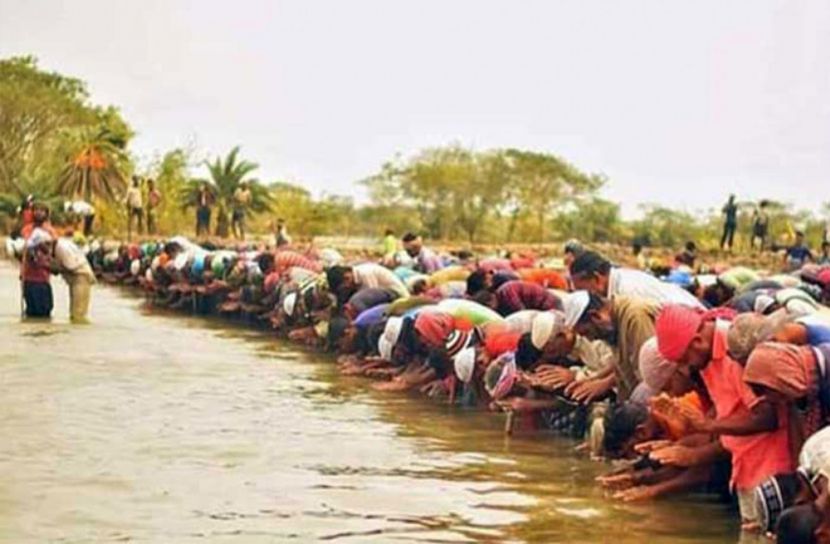 পানিতে দাঁড়িয়ে ৬২ গ্রামের ঈদের নামাজ