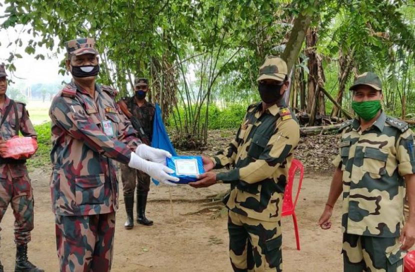 মিষ্টি দিয়ে ঈদে বিজিবি-বিএসএফ'এর শুভেচ্ছা বিনিময়