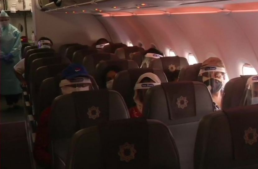 বিশৃঙ্খলা দিয়েই শুরু হল বিমান চলাচল