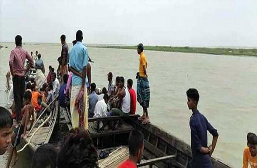 যমুনায় অর্ধশতাধিক যাত্রী নিয়ে নৌকাডুবি
