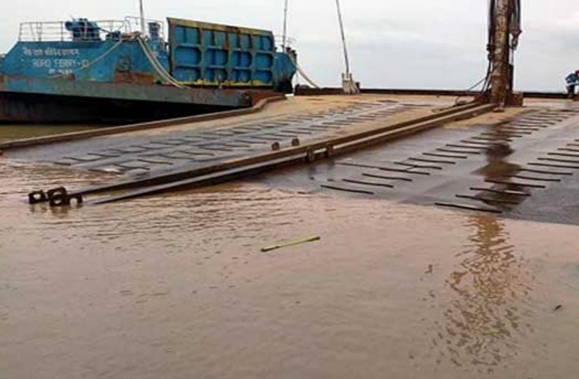 বাড়ছে পদ্মার পানি, তলিয়েছে ফেরিঘাটের পন্টুন