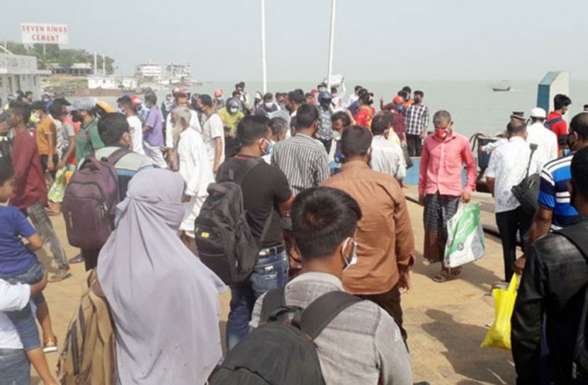 ঢাকায় ছুটছে মানুষ, দৌলতদিয়ায় যাত্রীদের চাপ