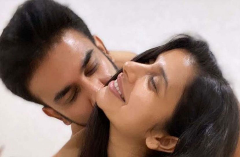 ব্যক্তিগত মুহূর্তের ছবি, সমালোচনার মুখে রাজীব-চারু