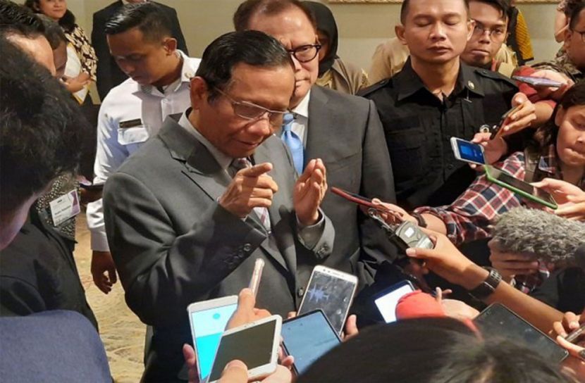 করোনা আপনার স্ত্রীর মতো, না মানলে সয়ে যান!