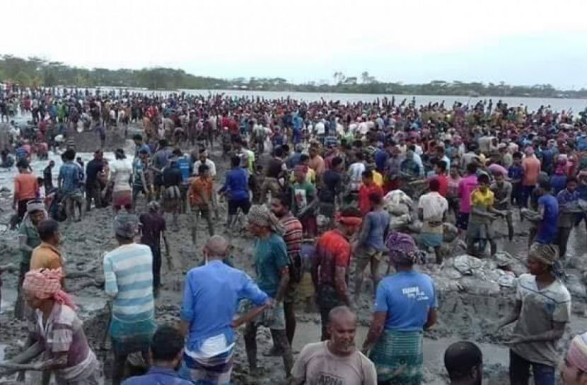 বাঁধ মেরামতেই দিন কাটছে কয়রার বাসিন্দাদের