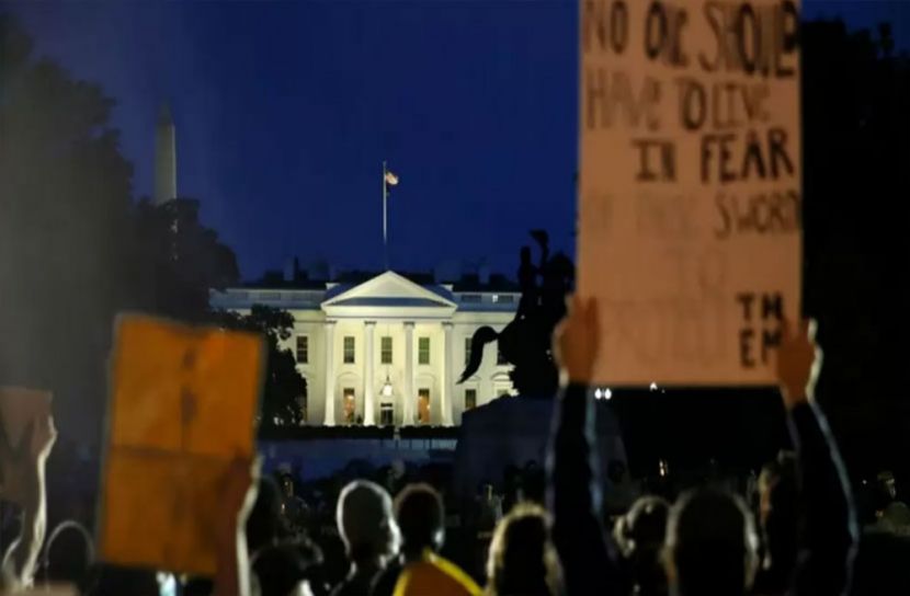 এবার ট্রাম্পের বাড়ির সামনে বিক্ষোভ