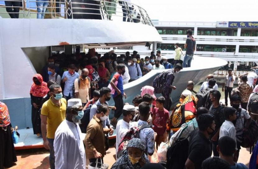 সদরঘাটে স্বাস্থ্যবিধির চিহ্নও নেই