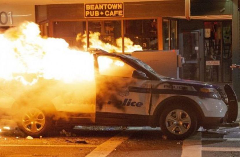 ঘণ্টা খানেক বাঙ্কারে লুকিয়েছিলেন ট্রাম্প