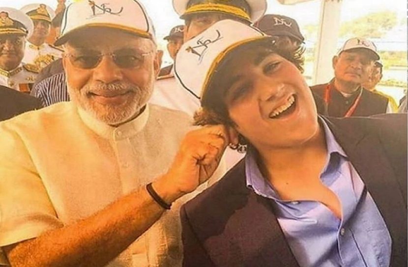 মোদির অক্ষয়-পুত্রের কান টানার ছবি ভাইরাল