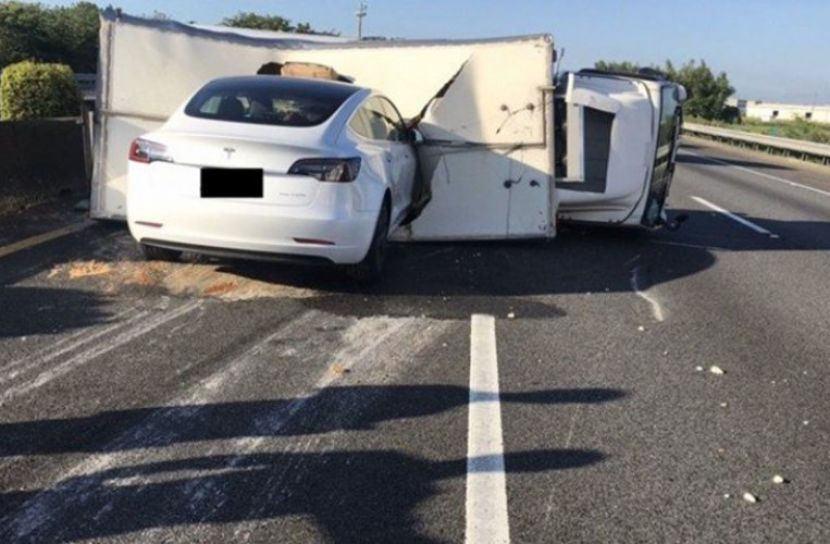 দুর্ঘটনায় চটকদার বিজ্ঞাপন দেওয়া টেসলা গাড়ি