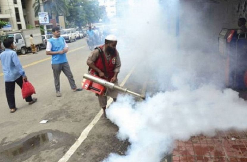 ধার করে মশার ওষুধ ছিটাচ্ছে ডিএসসিসি