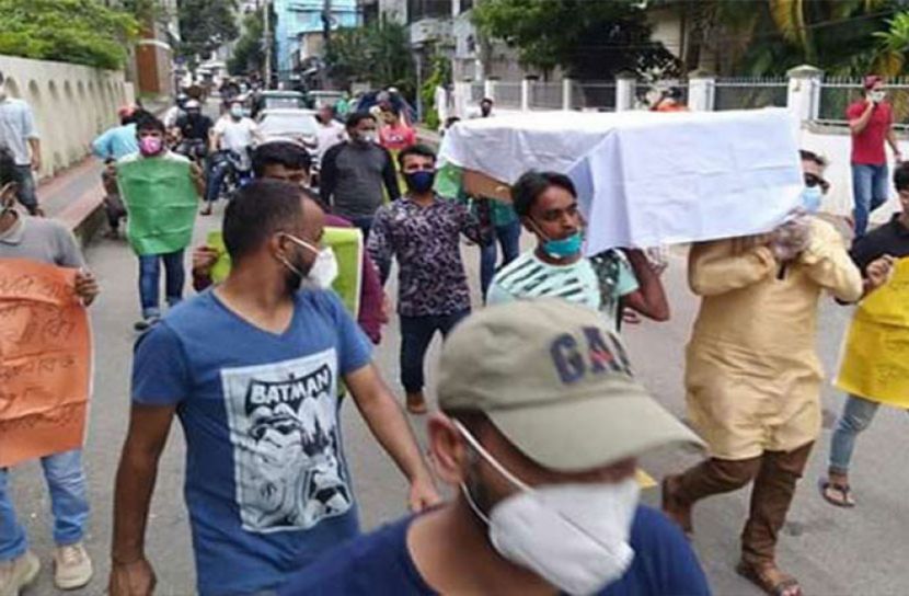 বিনা চিকিৎসায় মৃত্যুতে এবার কফিন মিছিল!