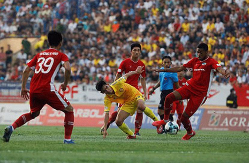 ভরা গ্যালারিতে ভিয়েতনামে ফুটবল লিগ শুরু