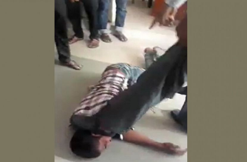 কিশোরকে পা দিয়ে গলা চেপে ধরে নির্যাতন!