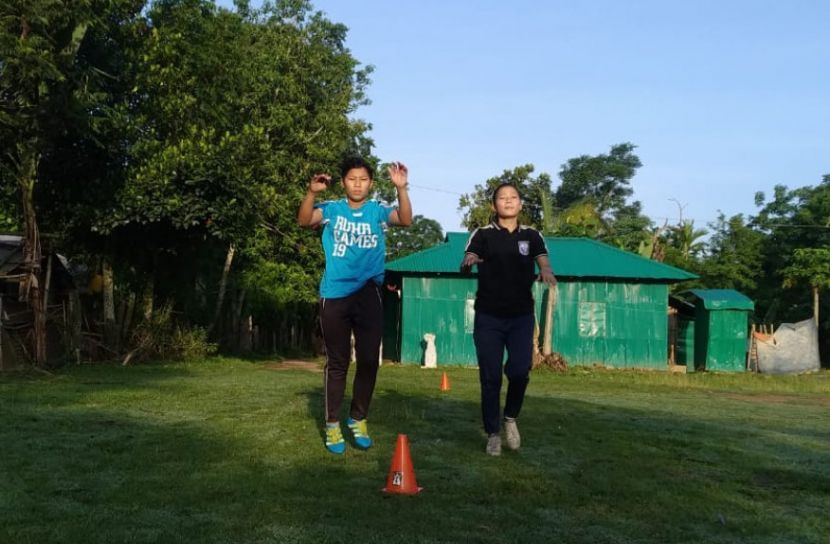 ঘরের উঠানেই চলছে নারী ফুটবলারদের অনুশীলন