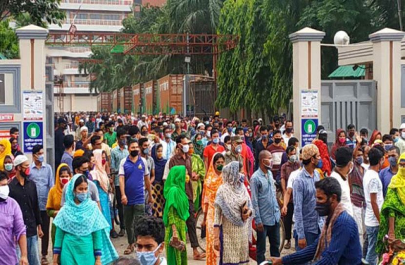স্বাস্থ্যবিধি মানছে না সাভারের পোশাক কারখানাগুলো