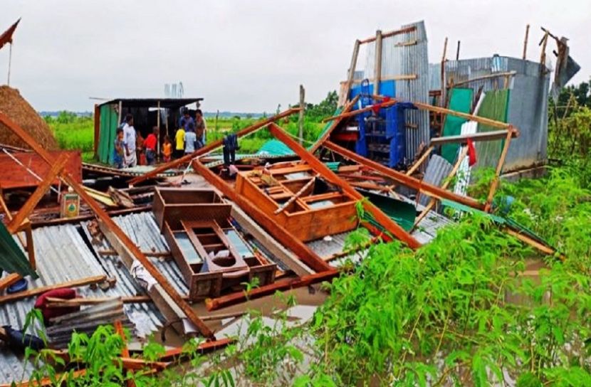 টর্নেডোয় উড়ে গেল ২ বছরের শিশু!
