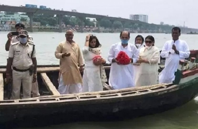 গঙ্গায় ভেসে গেল সুশান্তের অস্থি