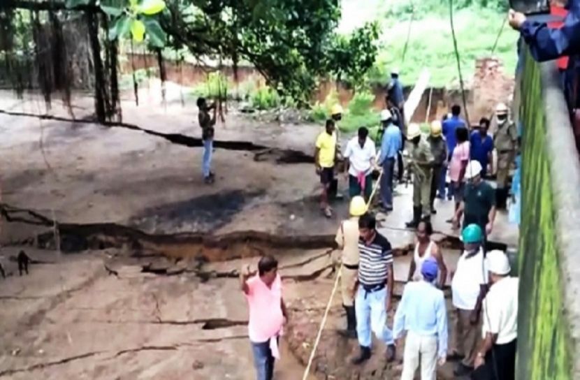 মধ্যরাতে মাটির নিচে ঢুকে গেল ৫ বাড়ি!