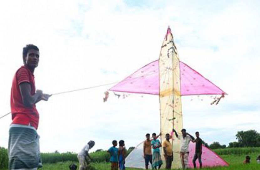 ১৬ জন লাগে এক ঘুড়ি উড়াতেই!