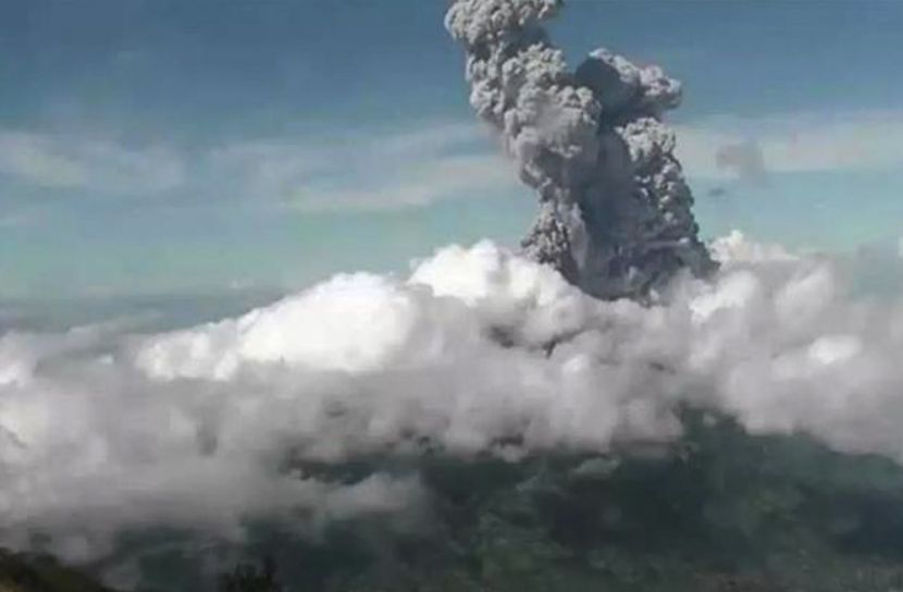 আগ্নেয়গিরির ছাই-গ্যাস উঠল ৬ কিমি উঁচুতে!