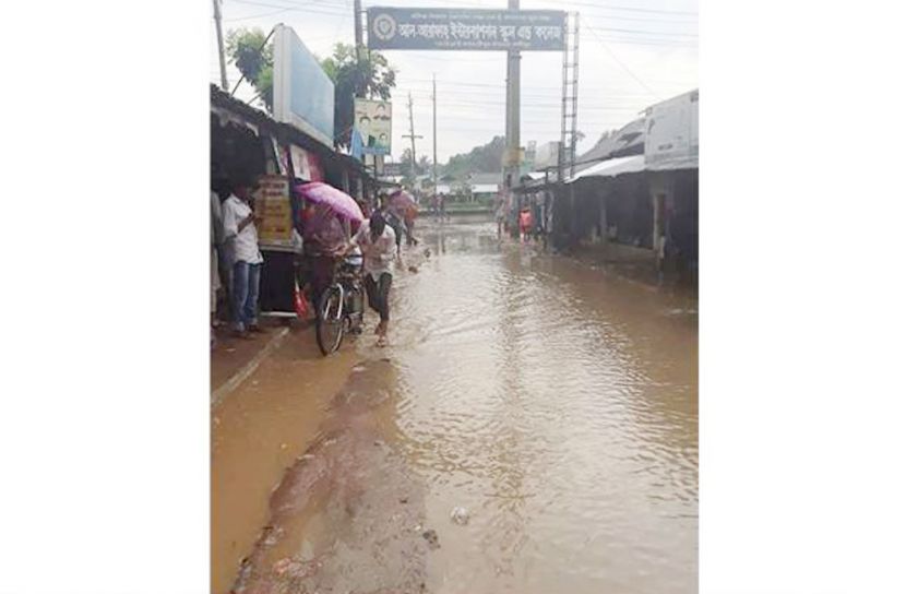 সড়ক হয়েছে খাল, মানুষ নাজেহাল!