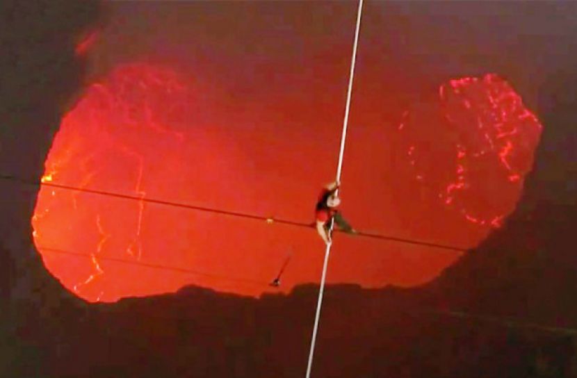 আগ্নেয়গিরির উপর হাঁটা!