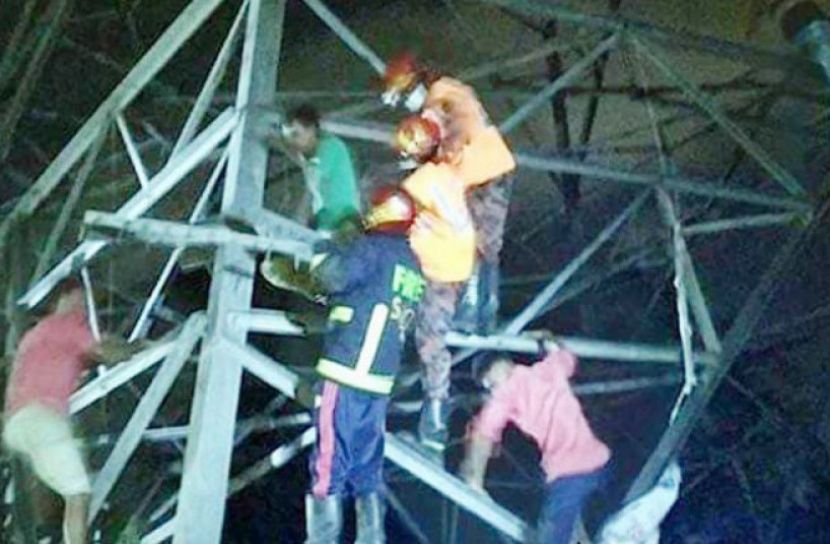 বিয়ের দাবিতে হাই ভোল্টের টাওয়ারে যুবক!