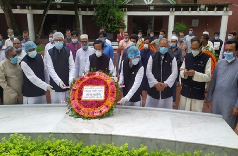 টুঙ্গিপাড়ায় জাতির পিতার সমাধিতে দলের শ্রদ্ধা