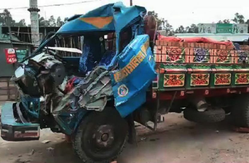 দুই ট্রাকের সংঘর্ষে নিহত ২