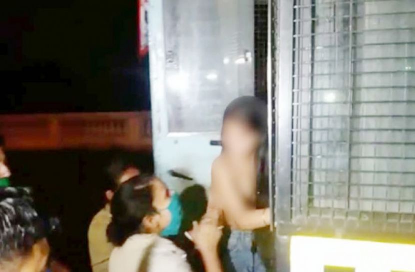 মধ্যরাতে রাস্তা থেকে অর্ধনগ্ন তরুণী উদ্ধার