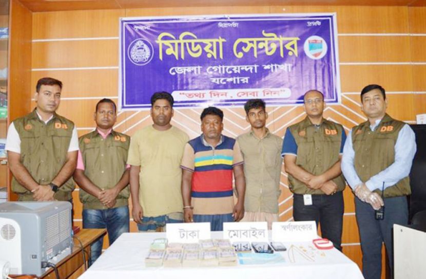 টাকা ও স্বর্ণের জন্য পরকীয়া, অতঃপর গৃহবধূকে অপহরণ