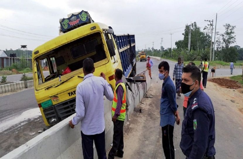 টাঙ্গাইলে ট্রাক দুর্ঘটনায় ৩ জন নিহত