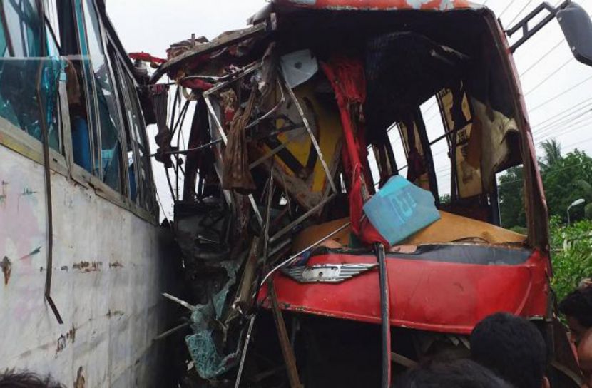 দুই বাসের মুখোমুখি সংঘর্ষে এক চালক নিহত