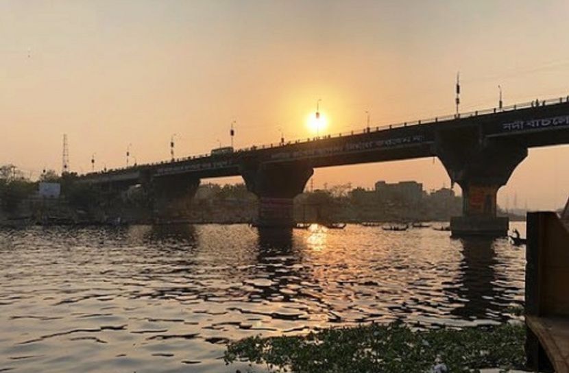 উদ্ধারকারী জাহাজের ধাক্কায় বুড়িগঙ্গা সেতুতে ফাটল