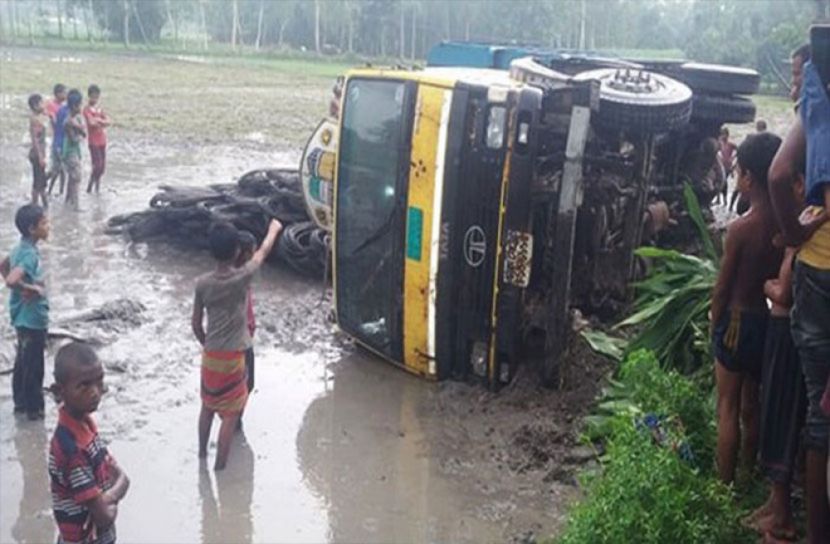 রডবোঝাই, ট্রাক, উল্টে, নিহত, ৪ শ্রমিক,