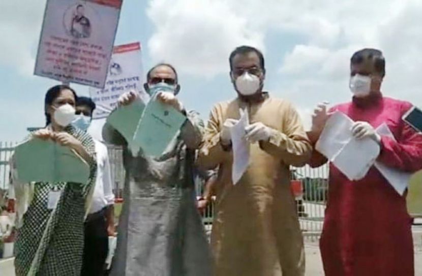 বিএনপির বাজেটের কপি  ছিঁড়ে প্রতিবাদ