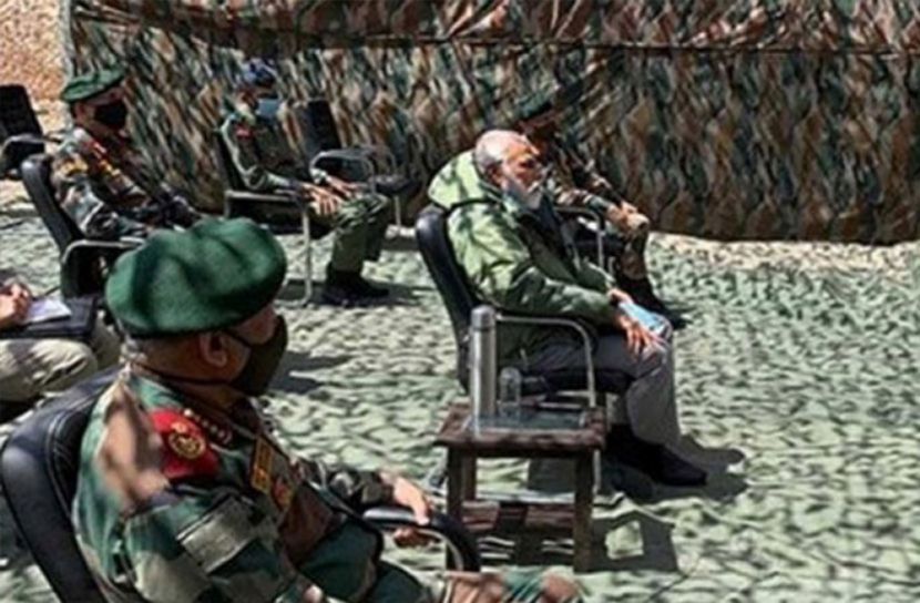 উত্তেজনার মধ্যেই হঠাৎ লাদাখে নরেন্দ্র মোদি