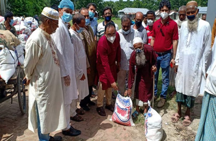 কোটালীপাড়ার ২৫০ দরিদ্র পরিবার পেলেন খাদ্যসামগ্রী