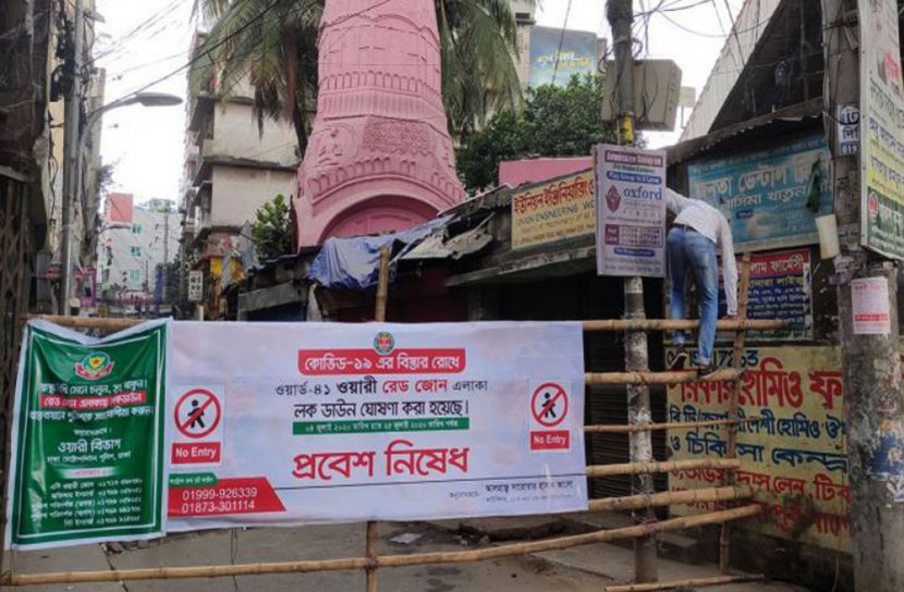 বাধা টপকে ভেতরে যাচ্ছেন