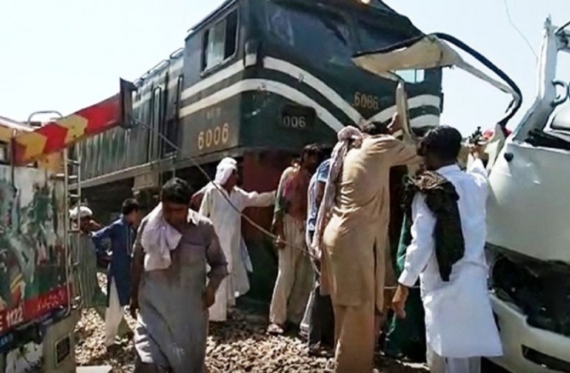 পাকিস্তানে বাস-ট্রেন সংঘর্ষ, নিহত ২০