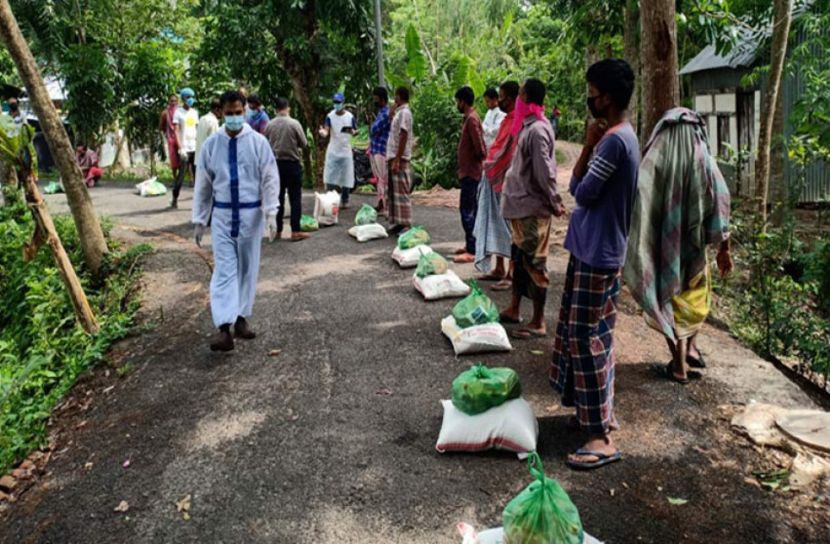 কর্মহীন হয়ে পড়া মানুষের মাঝে ত্রাণ নিয়ে দিন-রাত ছুটে যাচ্ছেন ইউএনও এস এম মাহফুজুর রহমান