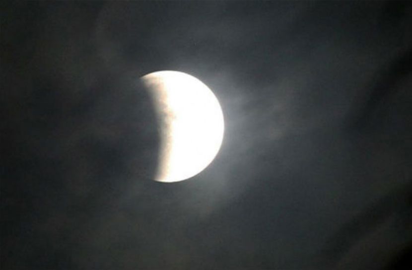 বছরের তৃতীয় চন্দ্রগ্রহণ আজ