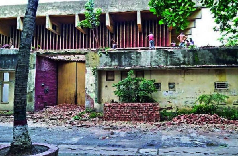 এফডিসি ভেঙে হচ্ছে বাণিজ্যিক ভবন