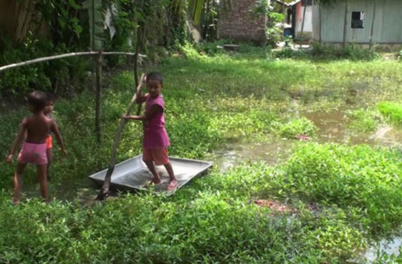 সামান্য বৃষ্টিতেই সৃষ্ট জলাবদ্ধতায় দুঃসহ জীবনযাপন তিন গ্রামবাসীর